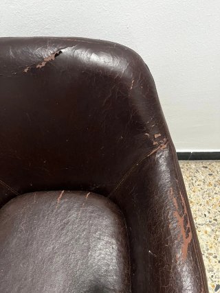Sillón de cuero marrón para restaurar