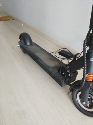 Patinete eléctrico Joyor con rueda pinchada