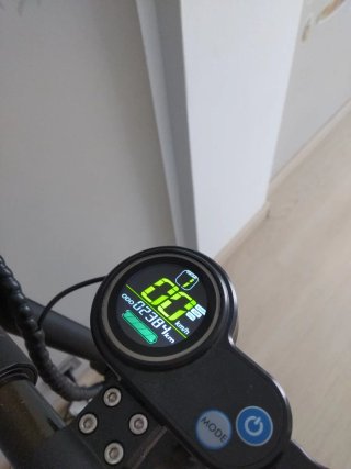 Patinete eléctrico Joyor con rueda pinchada