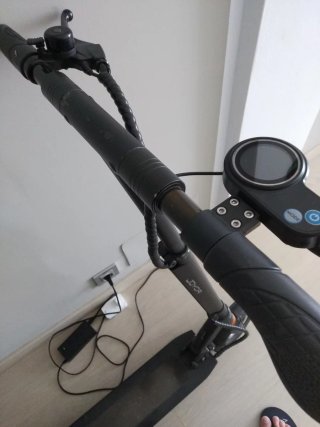 Patinete eléctrico Joyor con rueda pinchada