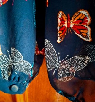 Vapotosa blusa en azul marino con estampado.