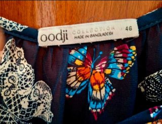 Vapotosa blusa en azul marino con estampado.