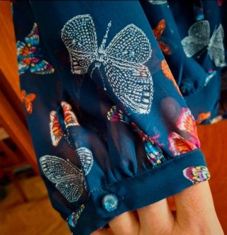 Vapotosa blusa en azul marino con estampado.