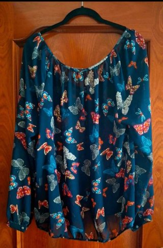 Vapotosa blusa en azul marino con estampado.