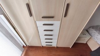 DESMONTADO Armario de habitación beige y blanco