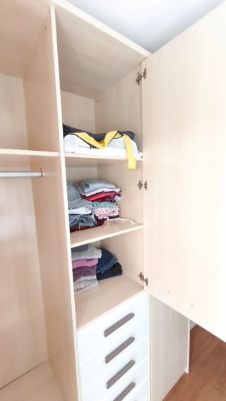 DESMONTADO Armario de habitación beige y blanco