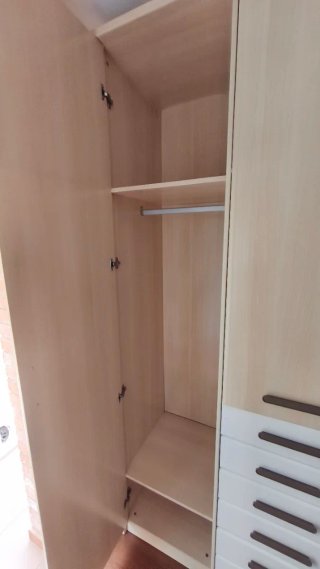 DESMONTADO Armario de habitación beige y blanco