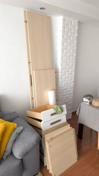 DESMONTADO Armario de habitación beige y blanco