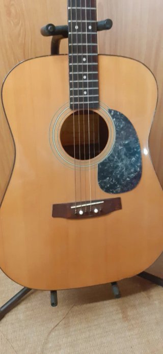 Guitarra acústica antigua