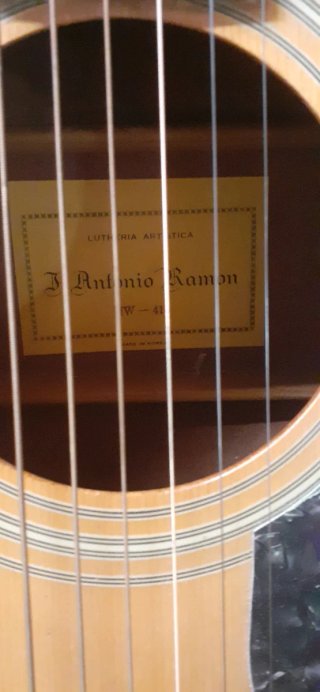 Guitarra acústica antigua