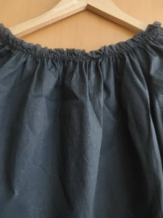 Blusa negra escotada con lazada en mangas