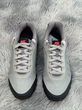 Nike Air Max Invigor Gris/Rojo