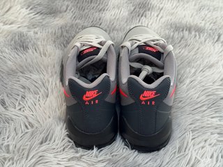 Nike Air Max Invigor Gris/Rojo