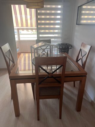 Mesa de comedor y 4 sillas