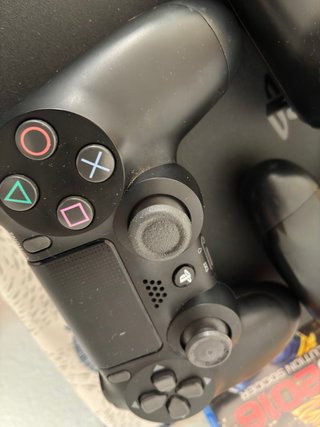 PS4 Slim 1TB + 12 juegos + 3 mandos 1 no funciona