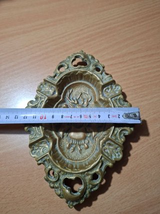 Cenicero antiguo de bronce con ciervo