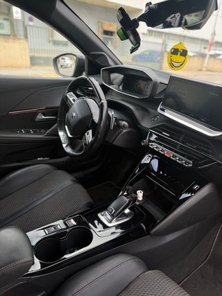 Peugeot 208 2021