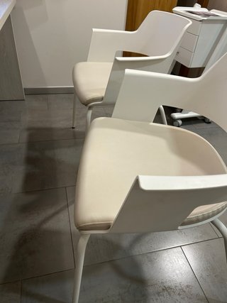 2 Sillas Resina y Piel Beige