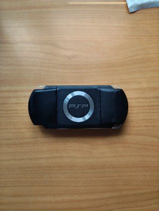 PSP-1000 Negra + Funda + Cargador + 3 Juegos