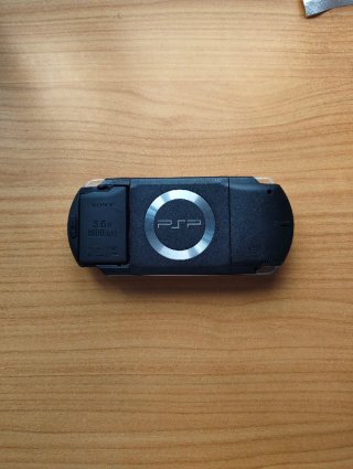 PSP-1000 Negra + Funda + Cargador + 3 Juegos