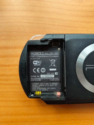 PSP-1000 Negra + Funda + Cargador + 3 Juegos