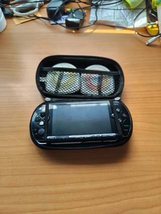 PSP-1000 Negra + Funda + Cargador + 3 Juegos