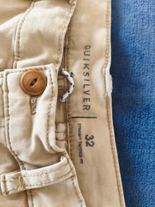 Pantalón chino Quiksilver beige