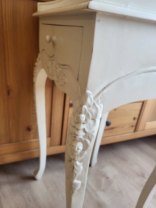 Consola pequeña de madera con cajón