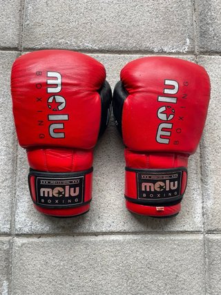 Saco de boxeo y 2 pares de guantes Melu