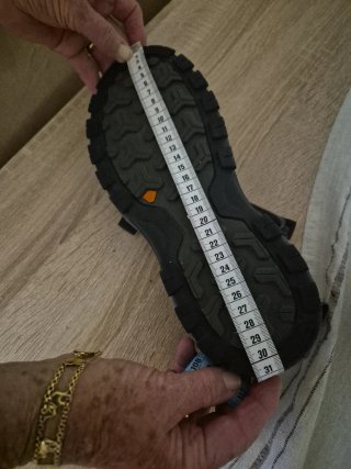 Sandalias de hombre negras y marrones