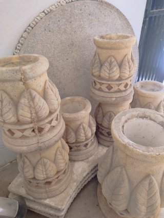 Tavolo in pietra per patio o giardino