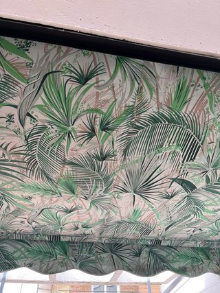 Pérgola de tela con estampado tropical