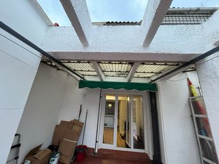 Pérgola de tela con estampado tropical