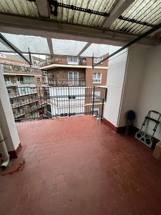 Pérgola de tela con estampado tropical