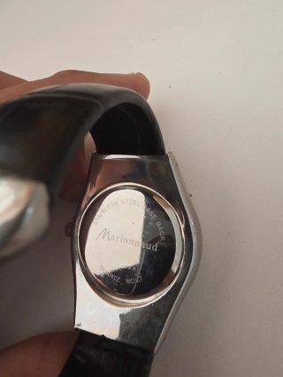Reloj M Quartz con Bisel Brillante