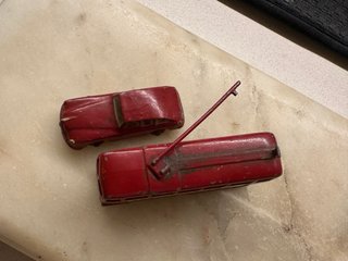 Coche y autobús de metal vintage