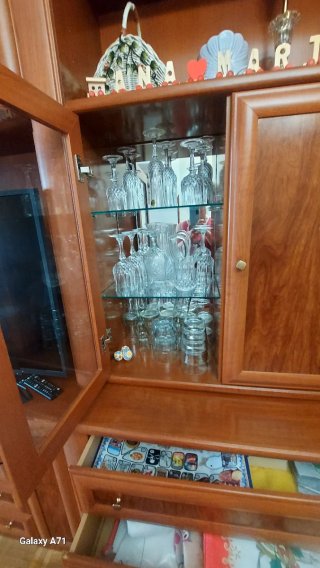 Mueble de salón madera y cristal