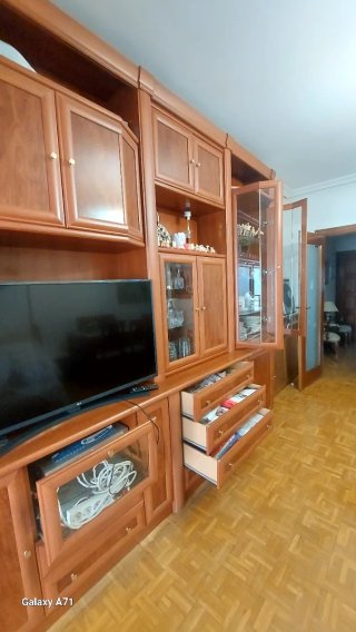 Mueble de salón madera y cristal