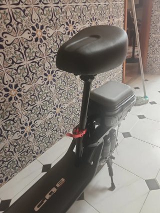 Patinete eléctrico con asiento transformable