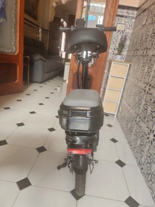 Patinete eléctrico con asiento transformable