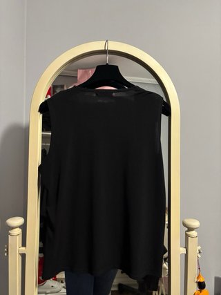 Camiseta STRAGO negra cuello cuadrado