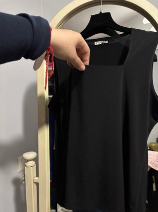 Camiseta STRAGO negra cuello cuadrado