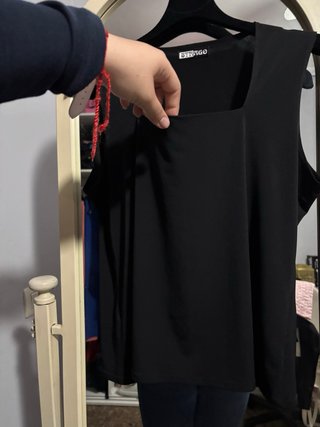 Camiseta STRAGO negra cuello cuadrado
