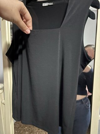Camiseta STRAGO negra cuello cuadrado