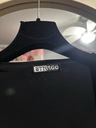 Camiseta STRAGO negra cuello cuadrado