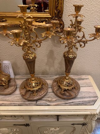 Candelabros antiguos de mármol y metal