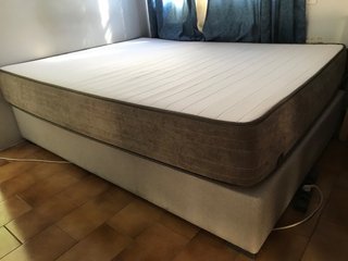 Cama y somier de tela y madera