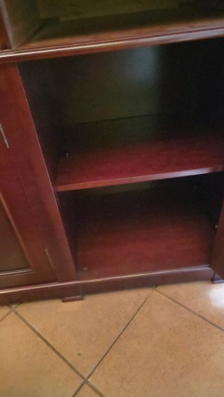 Mueble de madera con puertas