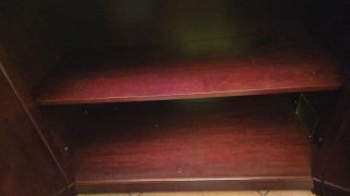 Mueble de madera con puertas
