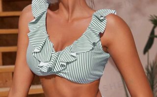 Bikini verde y blanco a rayas
